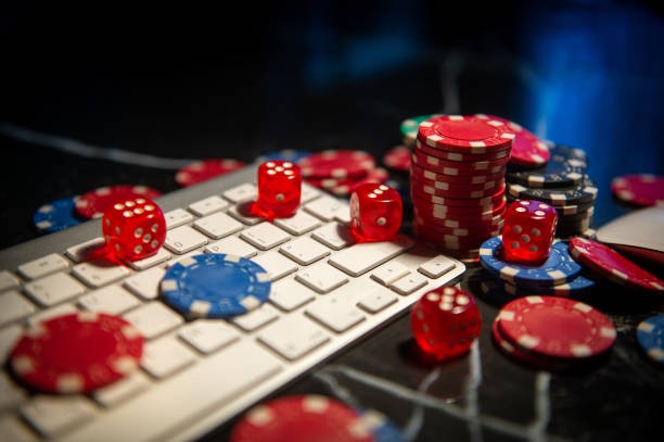 suneo4d Gaple online table showing domino tiles, player hands, and the center line
